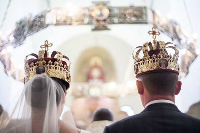 I russi che si sposano a Bari: �Corone, icone e donne che svengono�